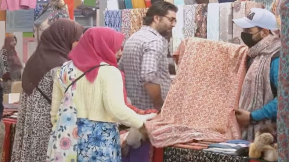 ছুটির দিনে জমজমাট বাণিজ্য মেলা